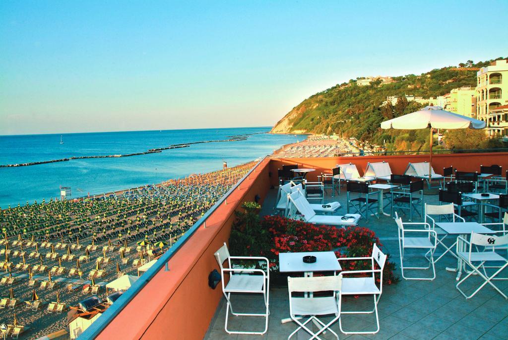 Giovanna Regina Hotel Gabicce Mare Exteriör bild